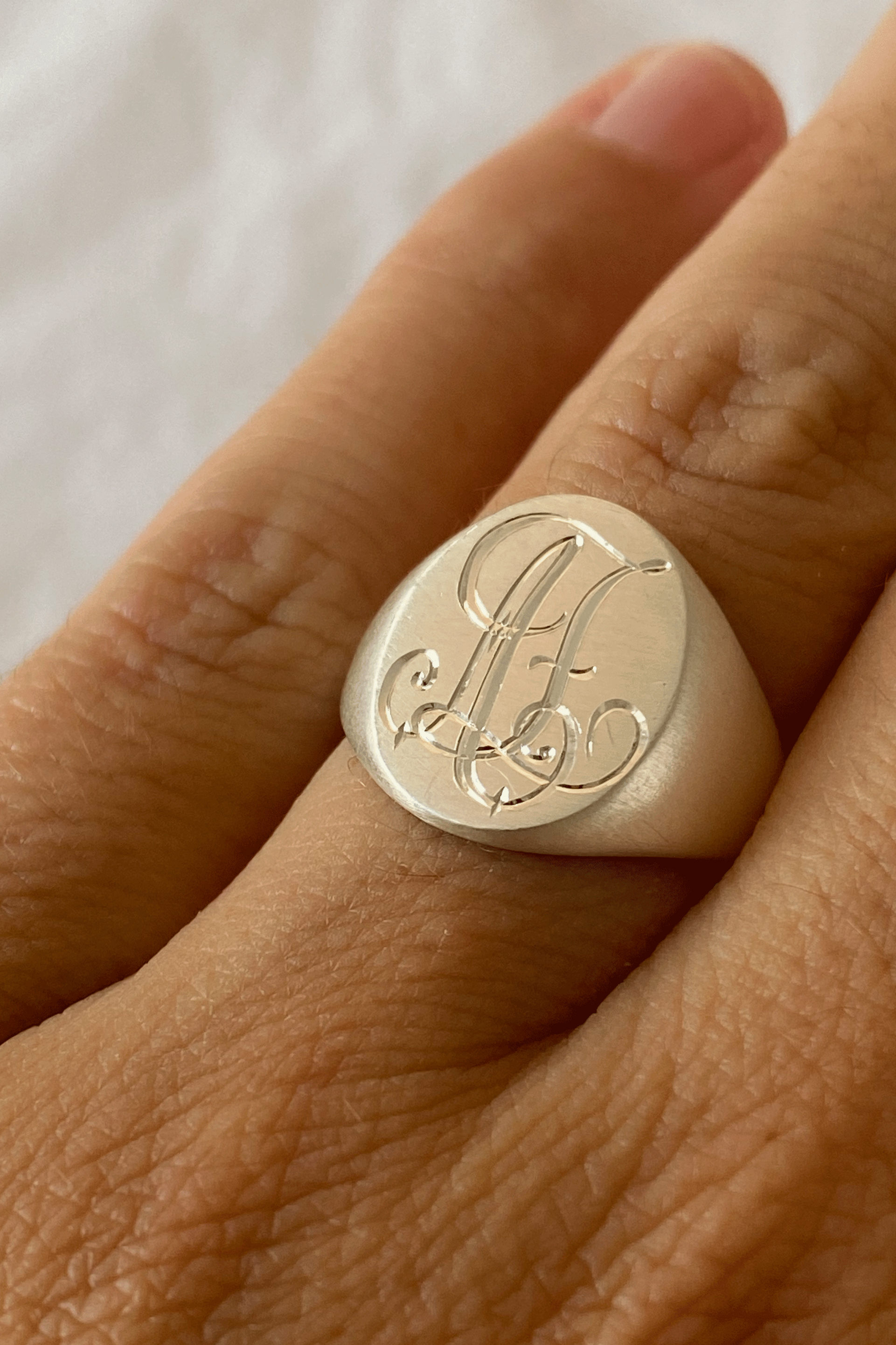 OVAL SIGNET RING